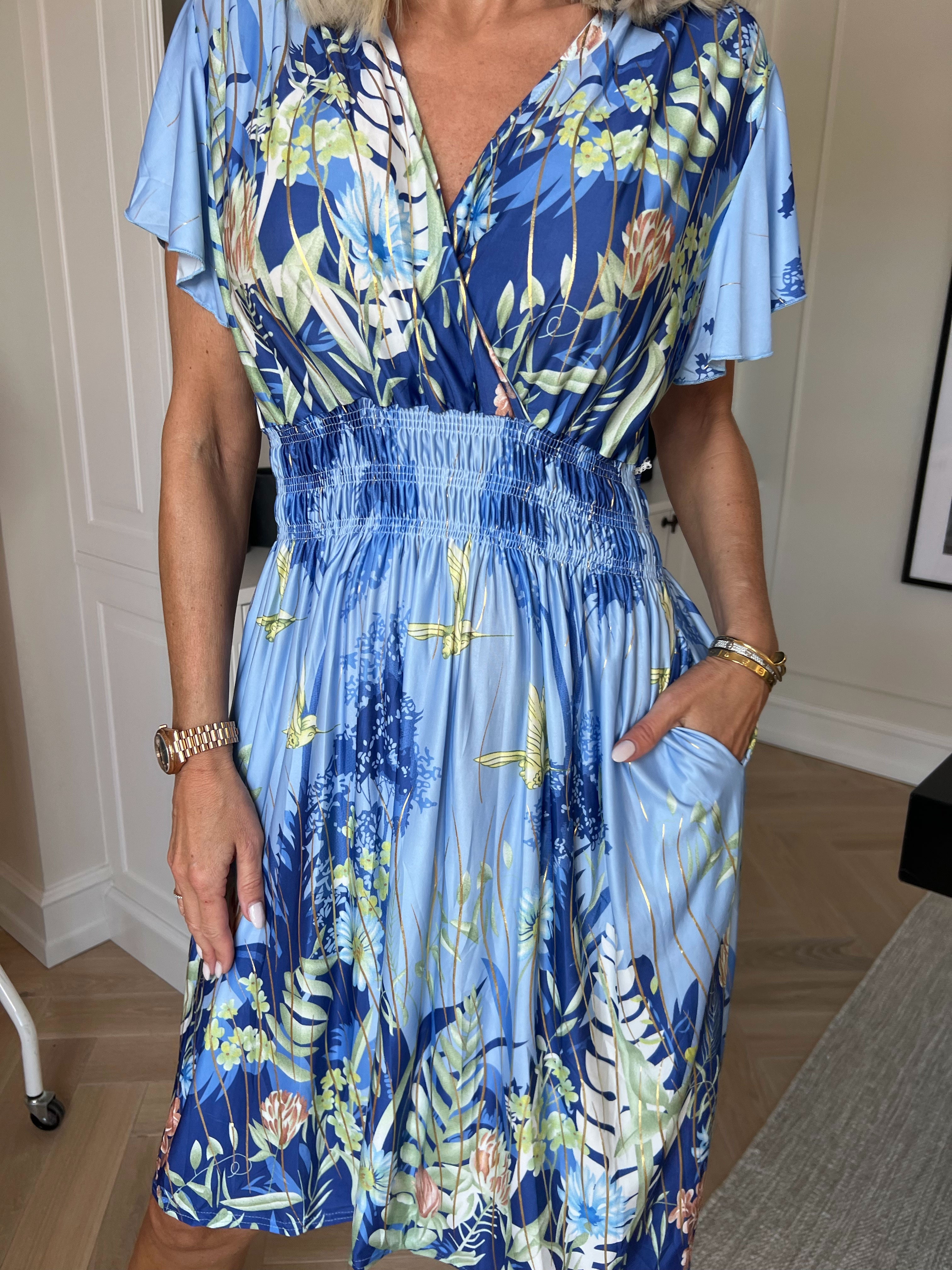 Pams Hummingbird Short - Kort elastisk kjole med fuglemotiver, guld detaljer og lommer